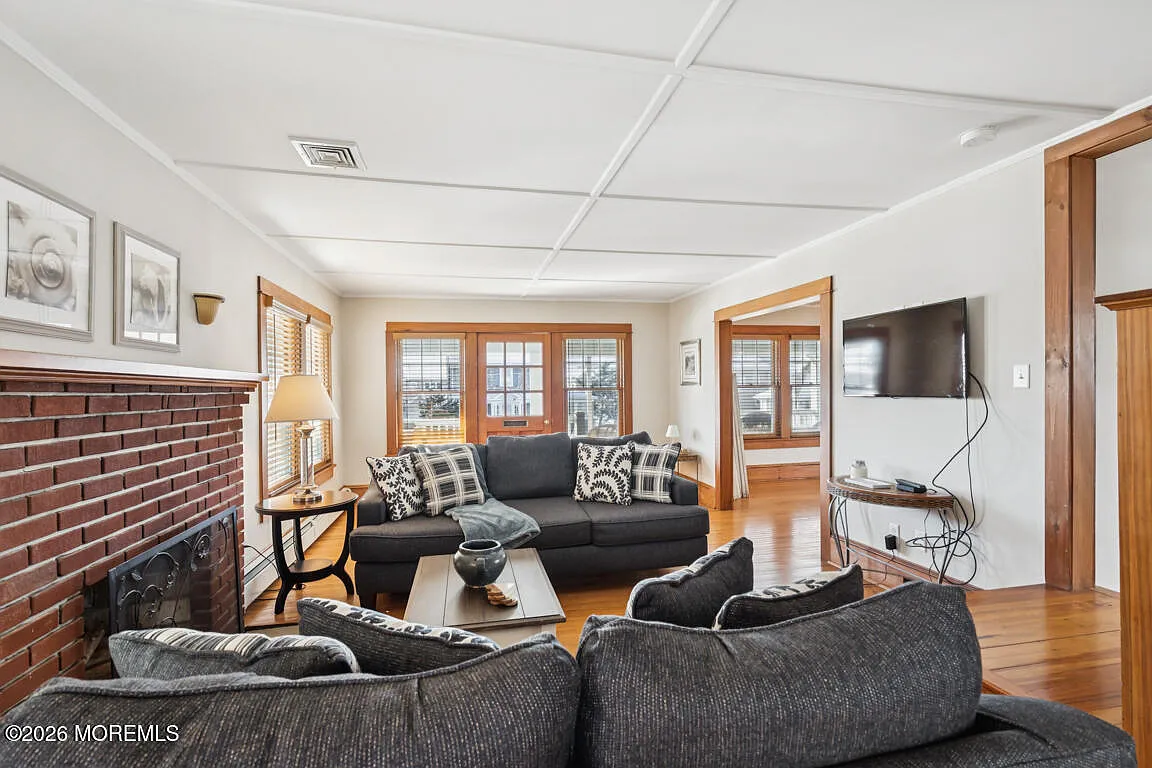 6 bed, 2552 sqft, $8,500 — Photo 4