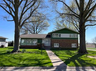 403 2nd St, Durant, IA 52747