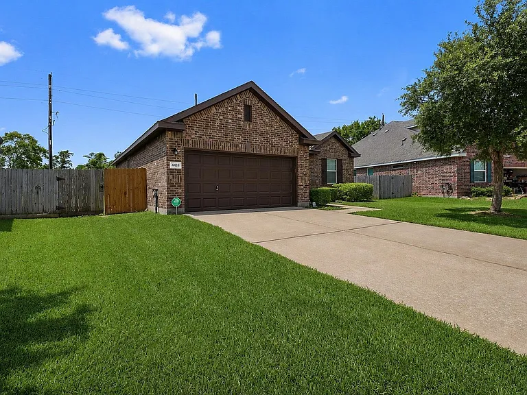 4418 Legends Bay Dr — Photo 2