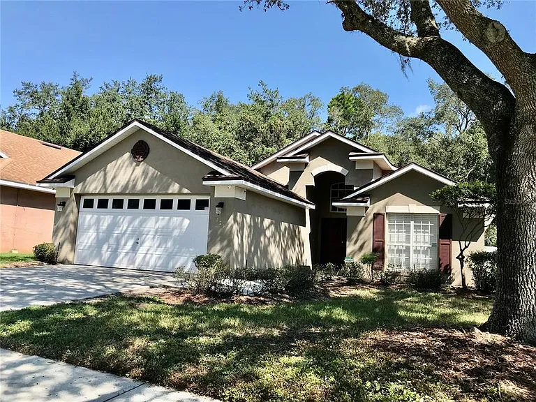 124 Easton Cir — Photo 1
