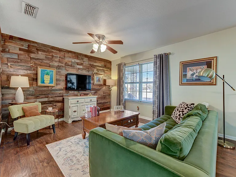210 Live Oak Dr — Photo 10