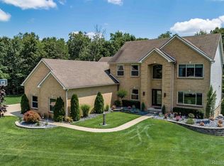 6474 Oak Valley Rd, Waterford, MI 48327