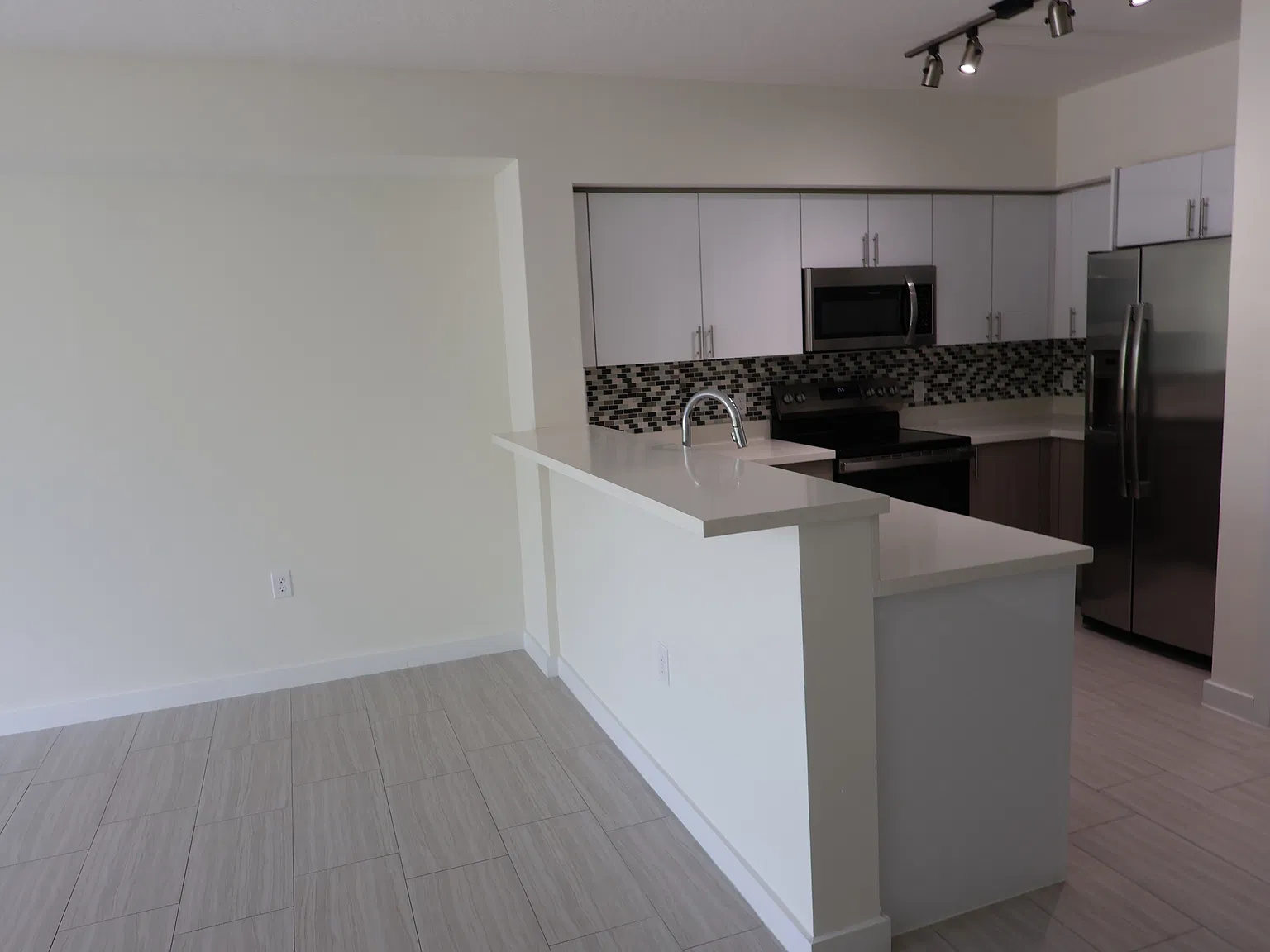 445 NE 39th St — Photo 3