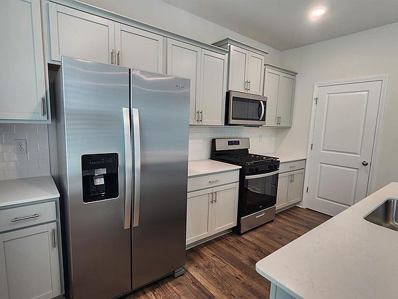 5th image of 842 Barlow Ln