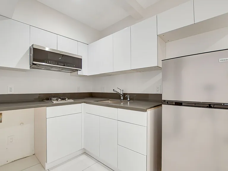 946 S Ridgeley Dr #105 — Photo 4