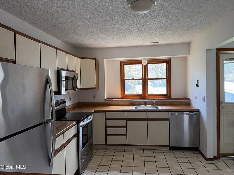 3rd image of 10 Bennington Way