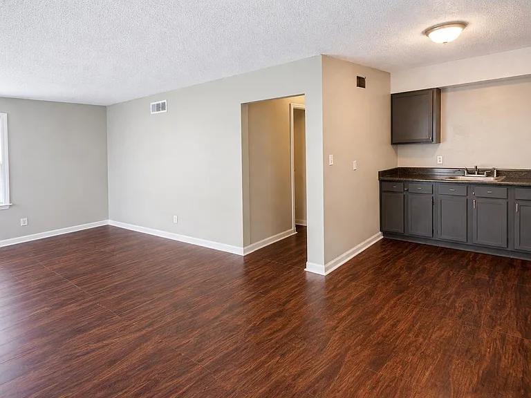 318 Red Oak St — Photo 2