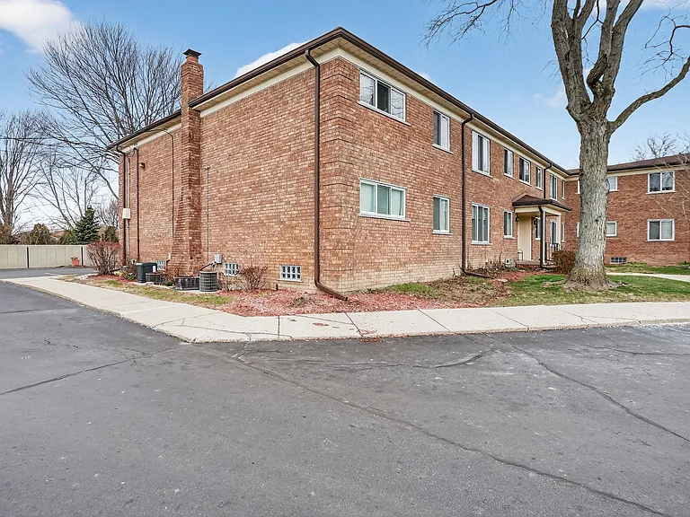 22850 E Nine Mile Rd #11 — Photo 22