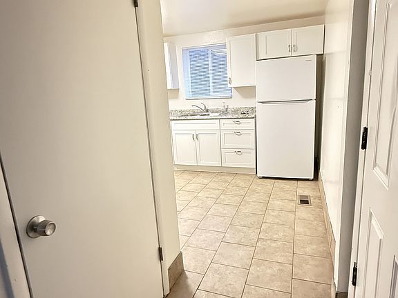 4th image of 1542 S Green St #3