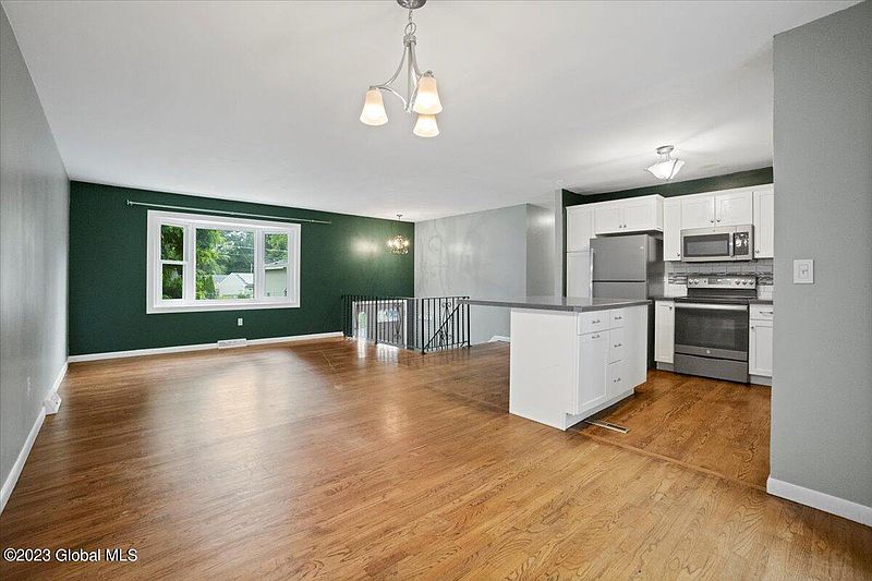 4th image of 76 Oakwood Drive