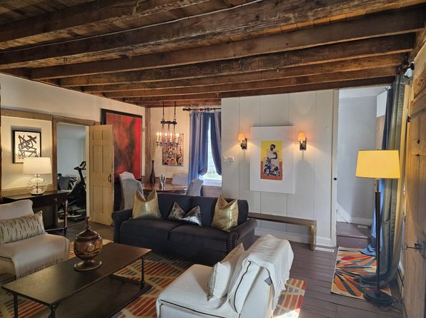 1141 Old Quaker Hill Rd