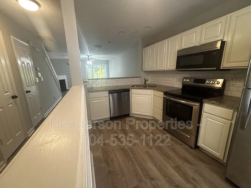 2 bed, 2.5 bath, 1526 sqft, $1,700 — Photo 3