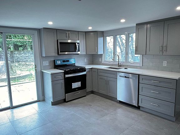 5th image of 28 Iroquois Ave