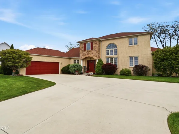 1404 Fairway Dr, Fostoria, OH 44830