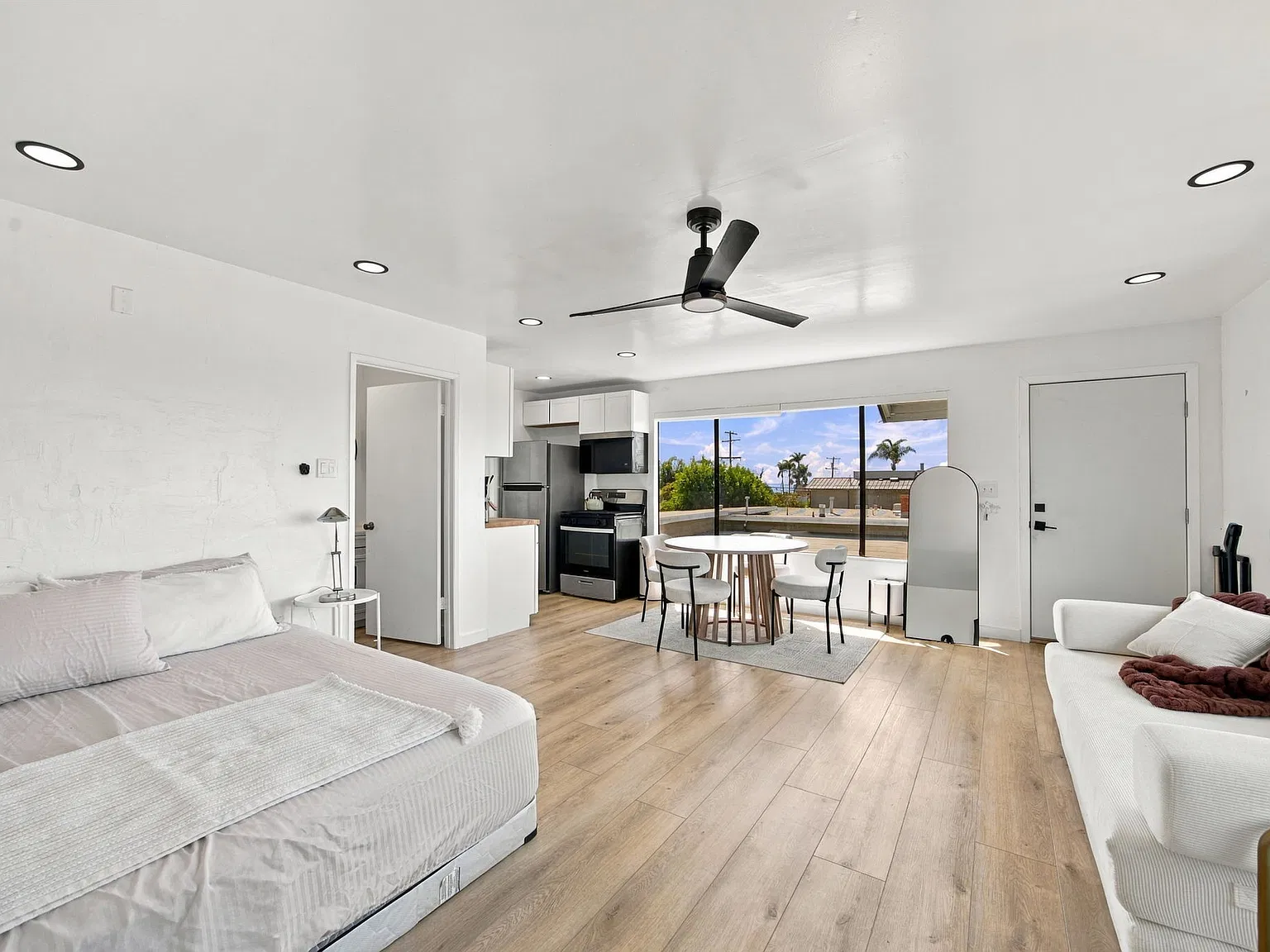 Studio, 400 sqft, $2,700 — Photo 4