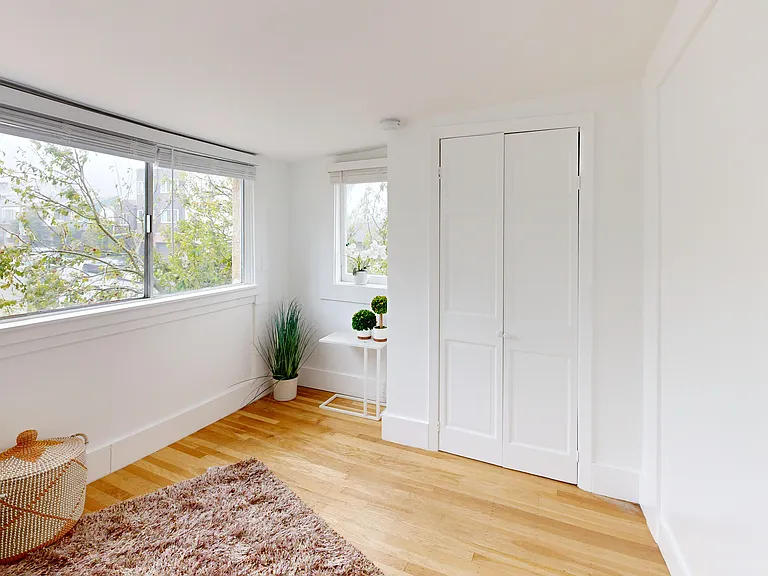 1077 Ashbury St — Photo 3