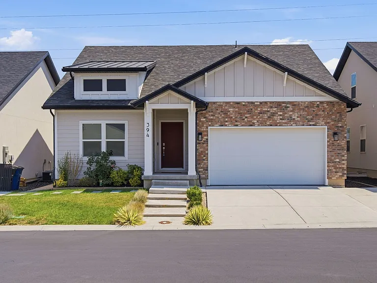 394 W Parkway Dr — Photo 1