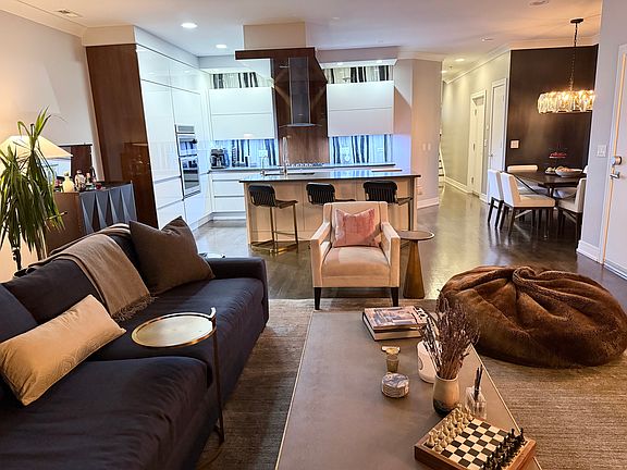 4th image of 1014 N Larrabee St #3S