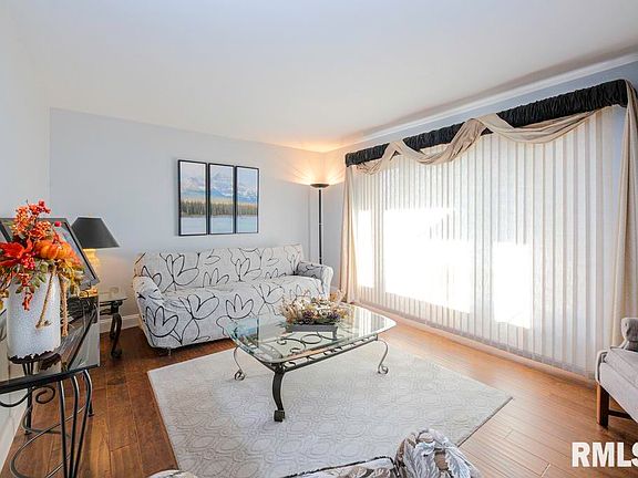 3rd image of 207 E Maywood St