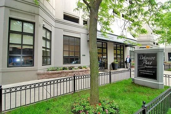 33 W Delaware Pl #15E — Photo 2