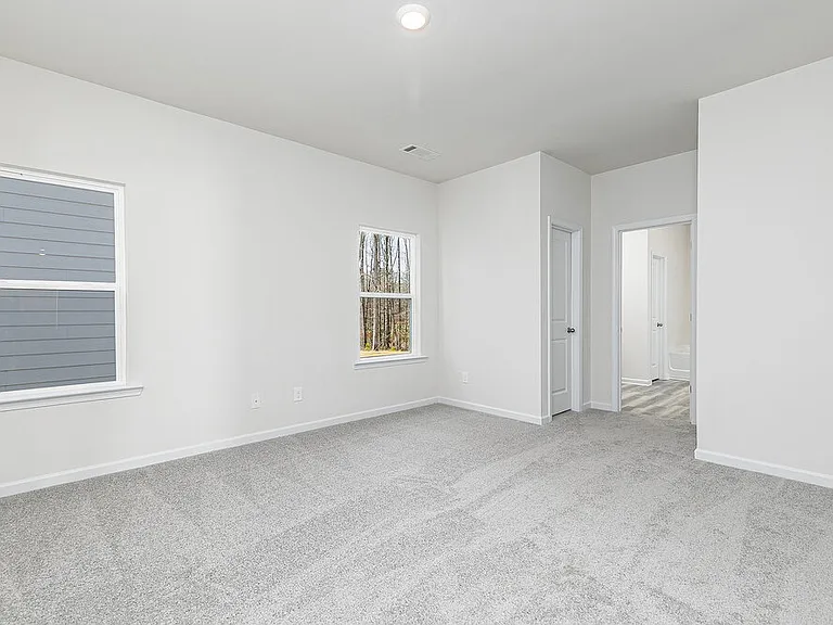644 Mackenzie Cv — Photo 11