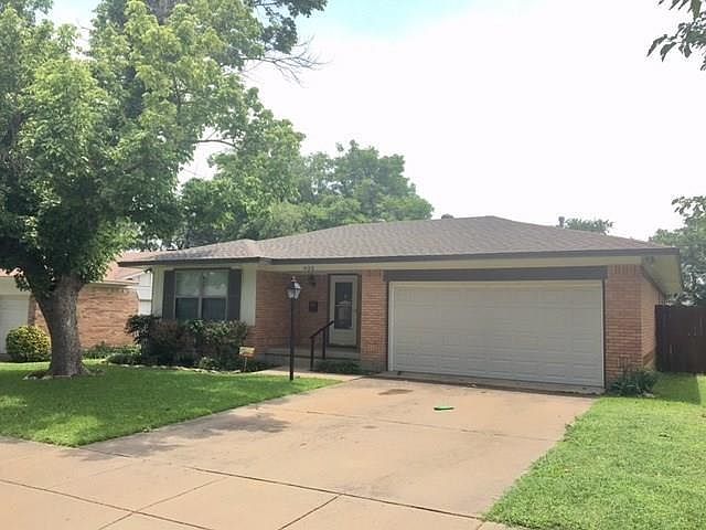 1st image of 922 Bandera Ln