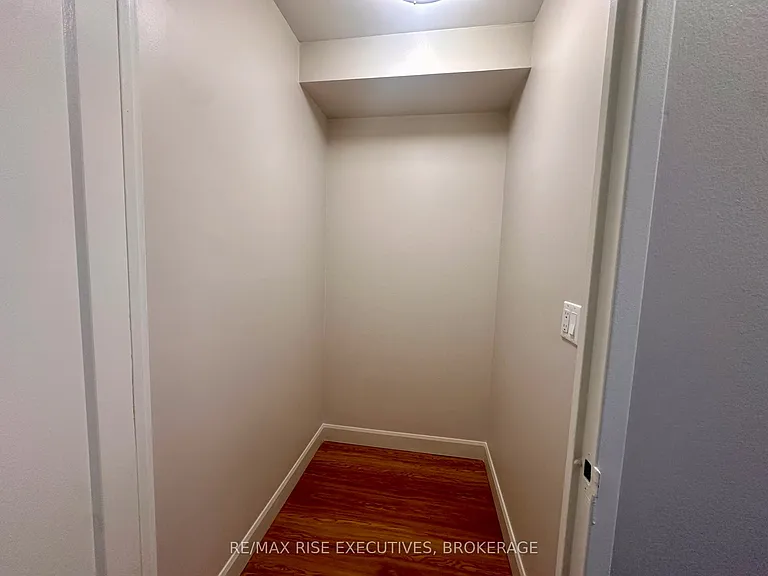 1020 Pembridge Cres #301 — Photo 13