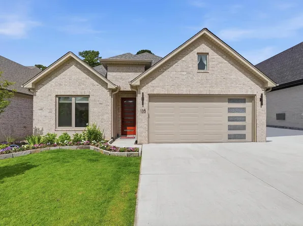 135 Woodlands Park Dr, Little Rock, AR 72211