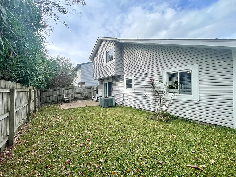 916 Appleby Ct — Photo 38