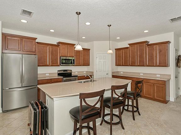 4th image of 470 Howland Dr