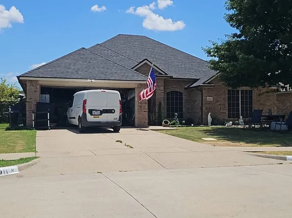 911 Raenae Dr, Burleson, TX 76028