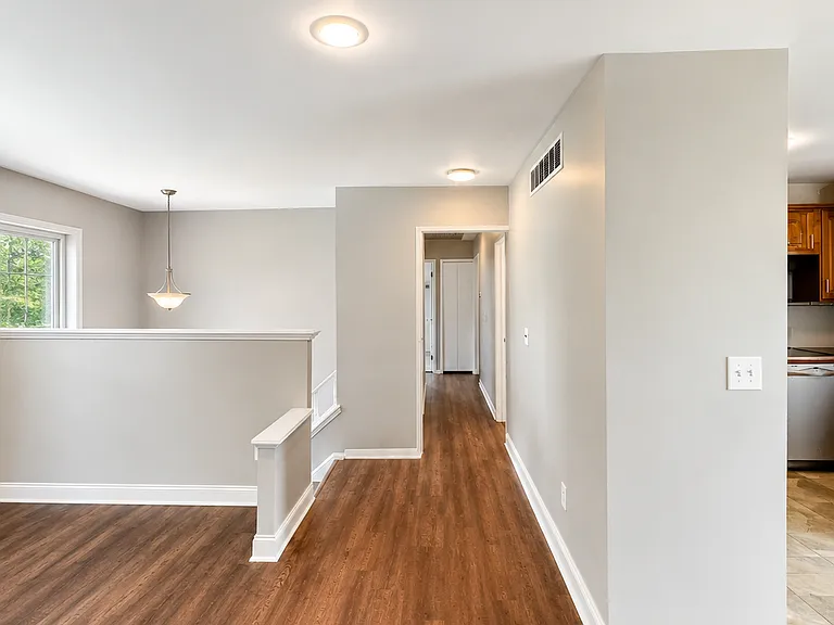 1431 Meadow Dr — Photo 8