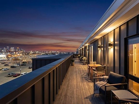 3rd image of 85 Willow Ct #Penthouse 501