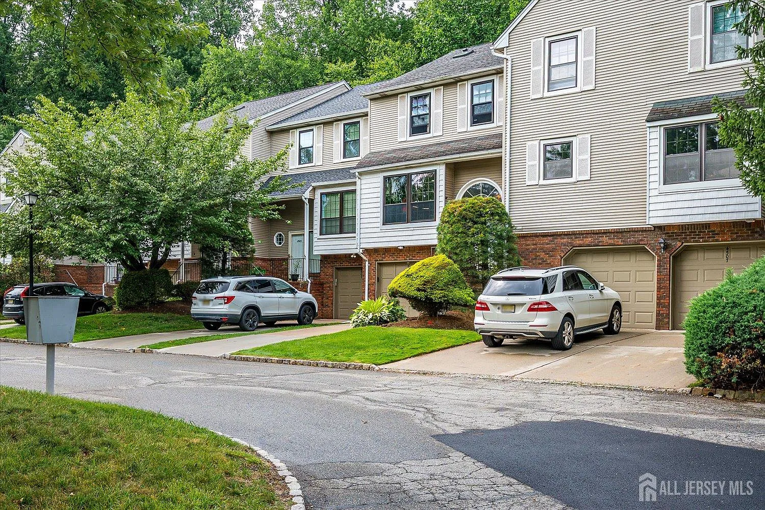 3 bed, 2.5 bath, 2520 sqft, $4,200 — Photo 2