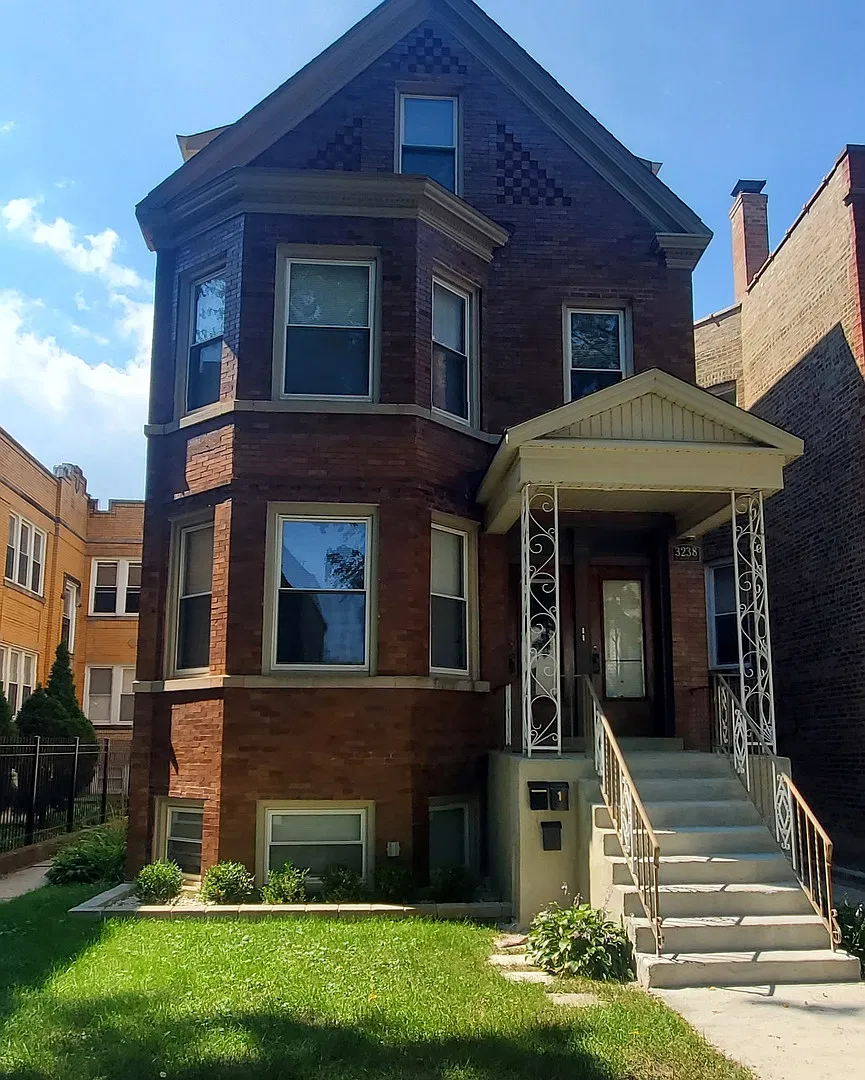 2 bed, $1,300 — Photo 1