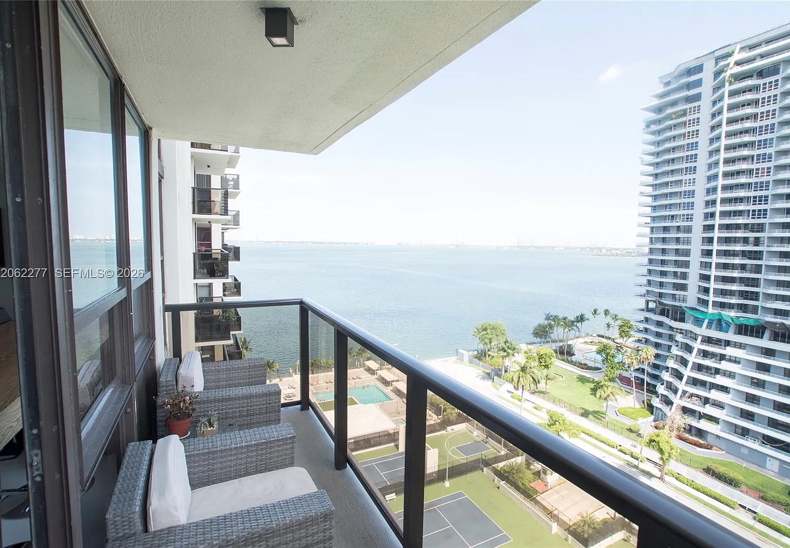 Charter Club Condo — Photo 1