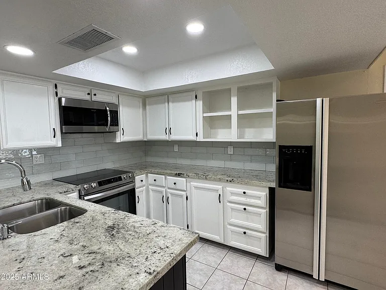 5502 W Frier Dr — Photo 4