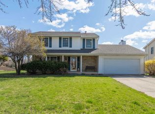 6S045 Country Glen Dr, Naperville, IL 60563
