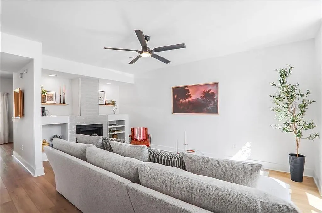 2 bed, 2.5 bath, 1422 sqft, $5,500 — Photo 2