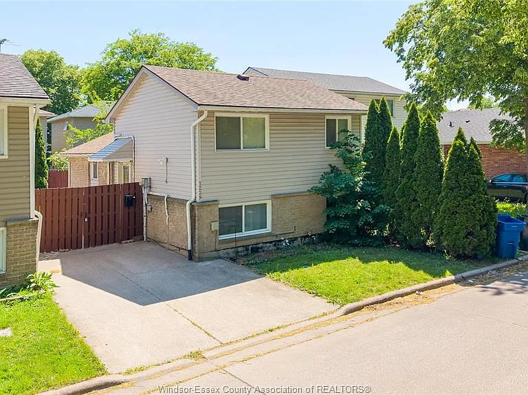 1229 Arncliffe Pl — Photo 1