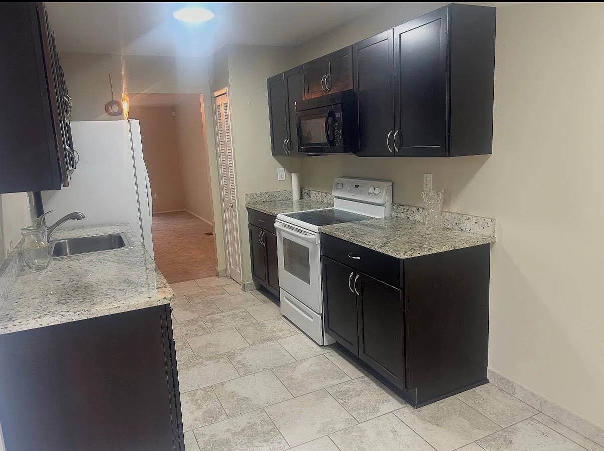 2 bed, 1.5 bath, 1403 sqft, $2,150 — Photo 3