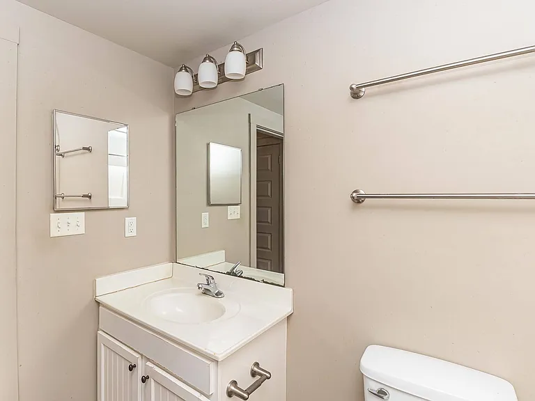 215 Nash St E — Photo 27