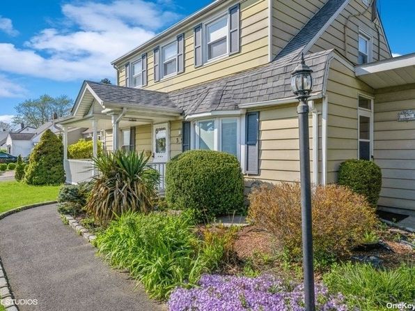 39 Old Oak Lane, Levittown, NY 11756