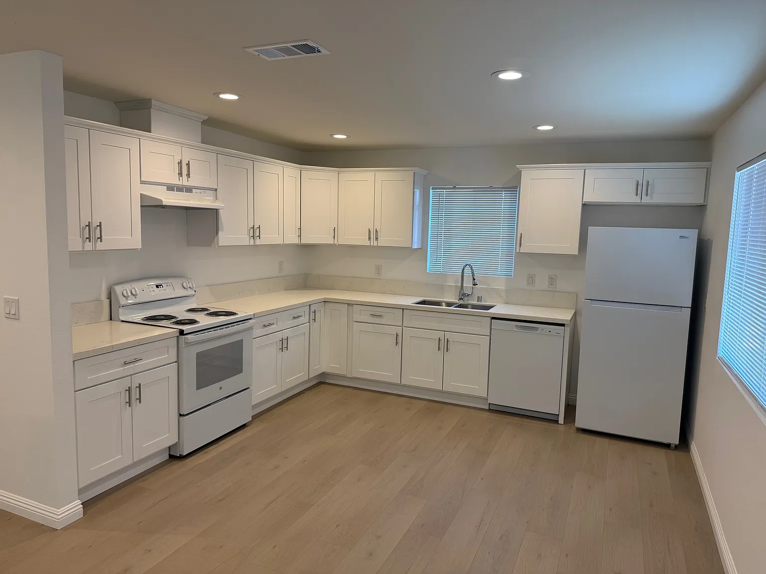 2 bed, 950 sqft, $2,500 — Photo 1