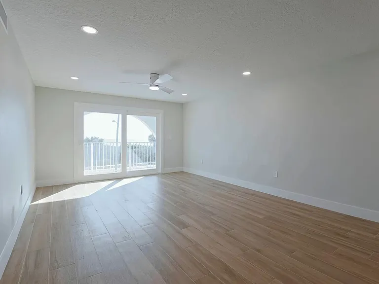The Wave Beachfront Apartments — Photo 29