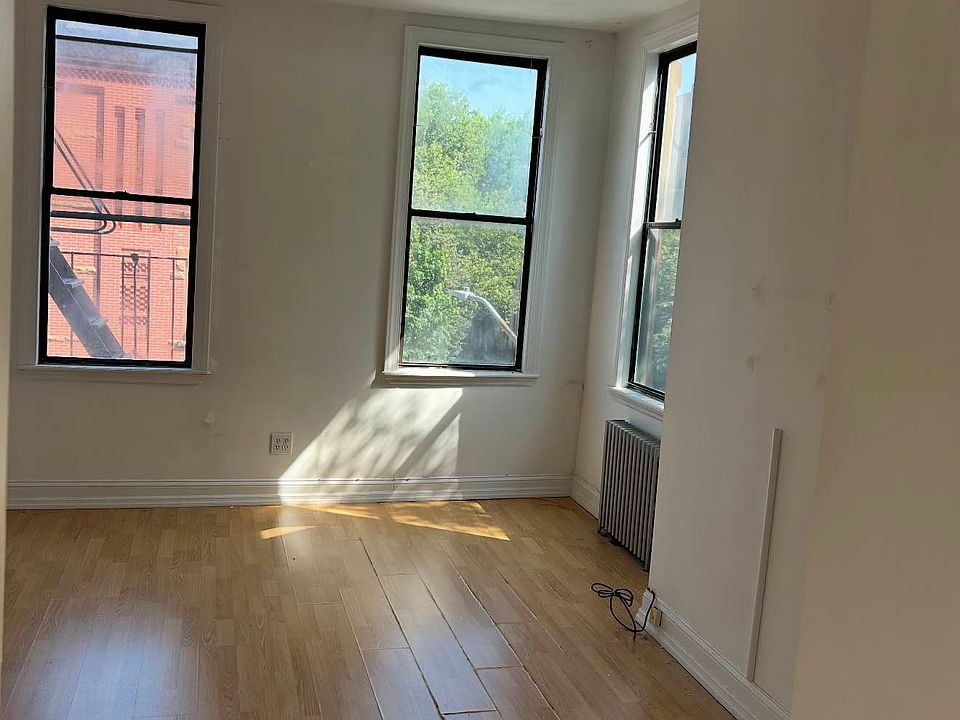 1st image of 156 Calyer St APT 3R