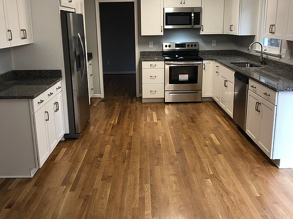 4th image of 935 Etna Dr