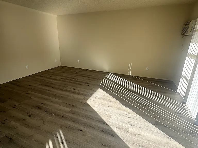 831 E Windsor Rd — Photo 3