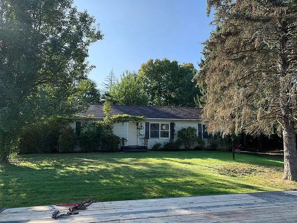 2nd image of 696 Main Rd