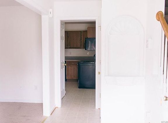4th image of 58 Essex Ct